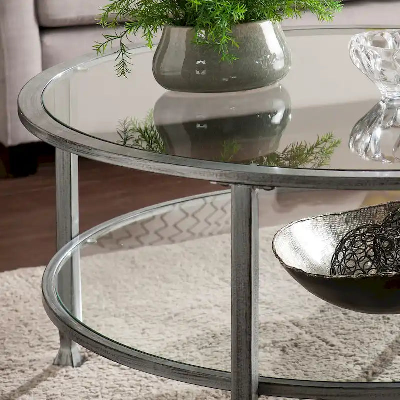 Table basse ronde en argent vieilli avec plateau en verre et étagère