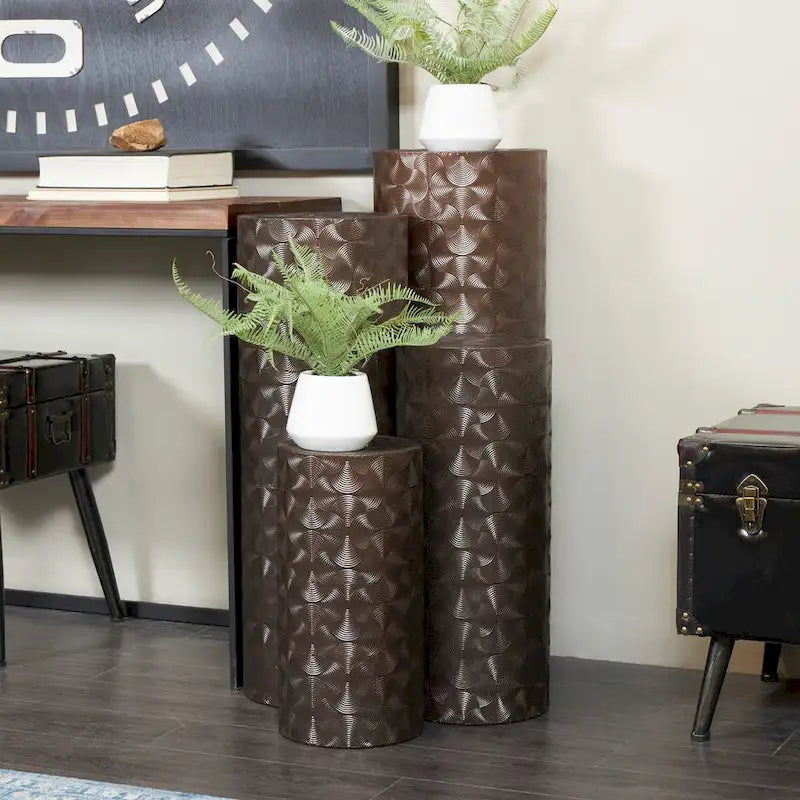 Table piédestal haute et fine en métal, au design rainuré ou martelé, de couleur marron – Lot de 4 – Roche River Decor